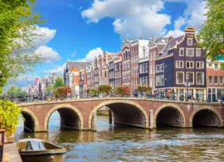 Amsterdam canals and city center in 2025 with updated tourist safety guide