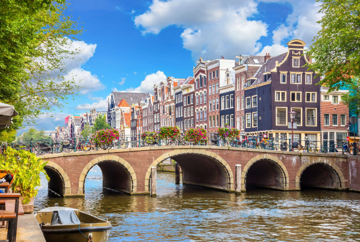 Amsterdam canals and city center in 2025 with updated tourist safety guide