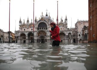 Aqua Alta flooding in Venice and tourist safety guide for visiting in 2025