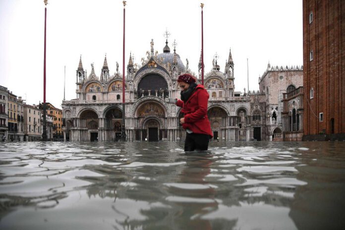 Aqua Alta flooding in Venice and tourist safety guide for visiting in 2025
