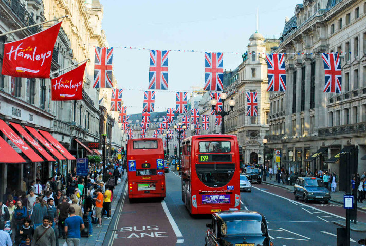 Busy London street scene showing pickpocket risks and tourist safety tips for 2025