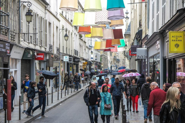 Crowded Paris street and metro area showing pickpocket risk and safety tips for visitors.