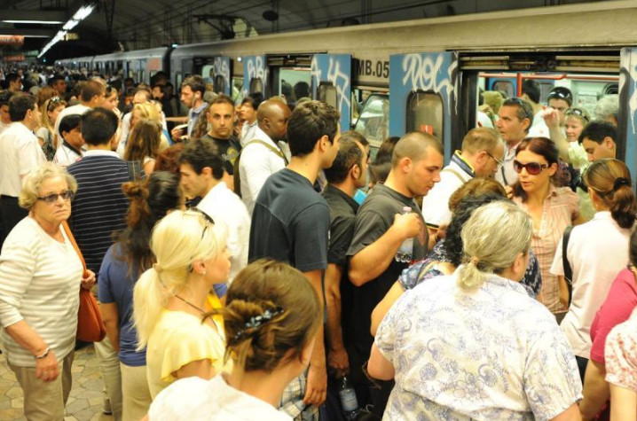 Crowded Rome metro station showing tourist safety risks in 2025