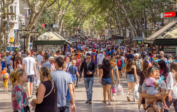Crowded street in Barcelona showing pickpocket hotspots and tourist safety tips for 2025
