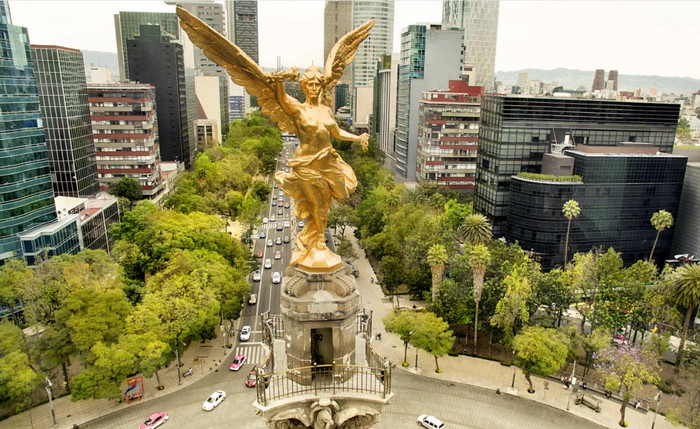 Mexico City Angel of Independence skyline view with updated 2025 tourist safety guide