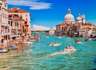 Venice Grand Canal safety guide 2025 showing safe tourist districts and central zones