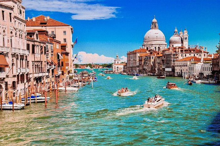 Venice Grand Canal safety guide 2025 showing safe tourist districts and central zones