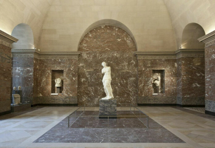Venus de Milo – Louvre Museum, Paris